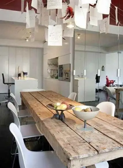 Rusztikus, fa étkezőasztal, modern környezetben