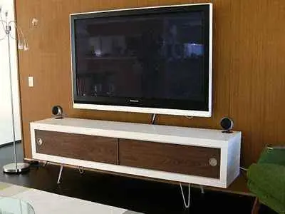 Egy tv állvány, ahol a fa és a bútorlap is szerepet kapott